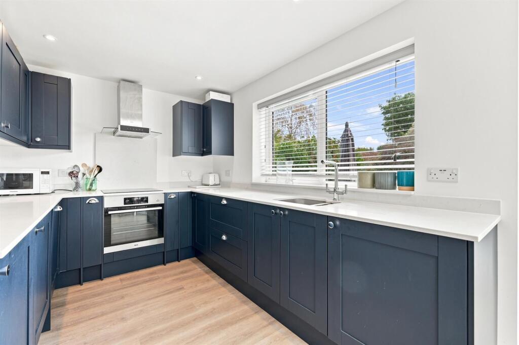 House in Basildon, Billericay - More