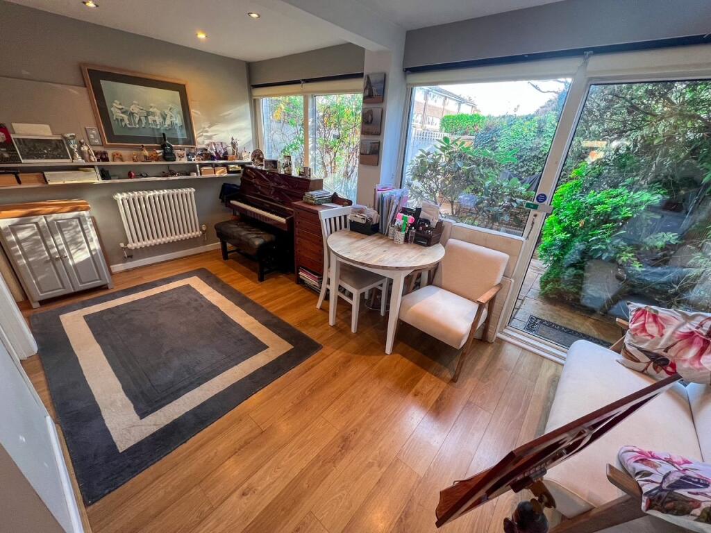 Victoria Avenue, West Molesey, KT8 photo 3