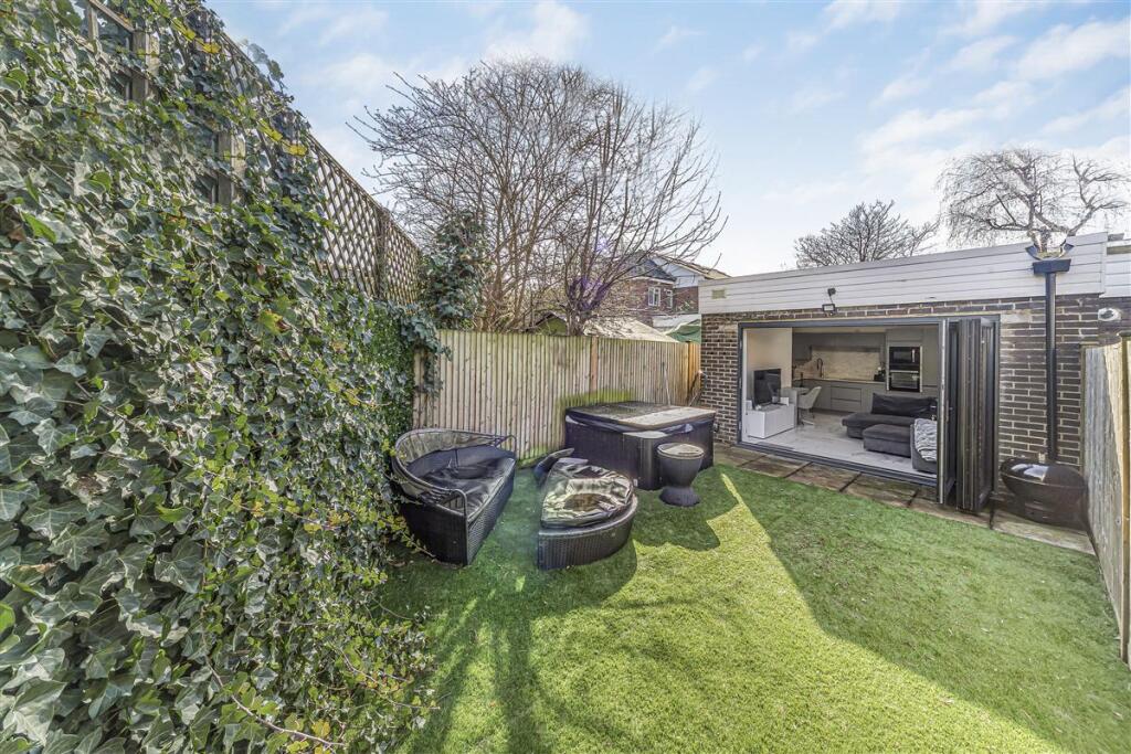 Manville Gardens, SW17 photo 2