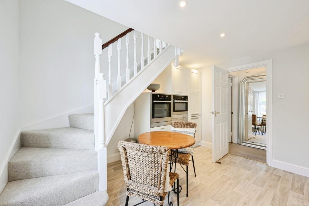 Apartment in Mole Valley, Leatherhead - View 6