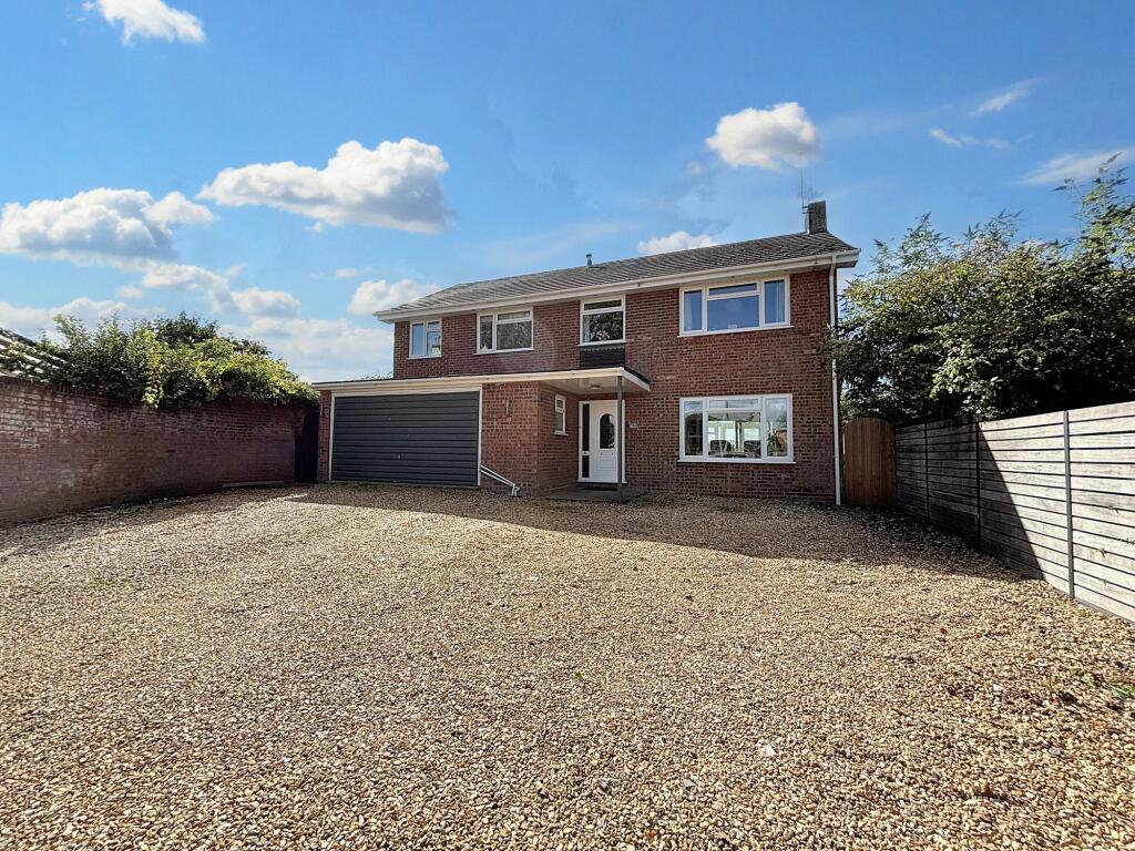 4-bed detached on Ringwood Road, Alderholt, SP6, £580,000