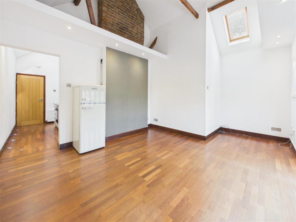 Apartment in Elmbridge, Surrey - View 5