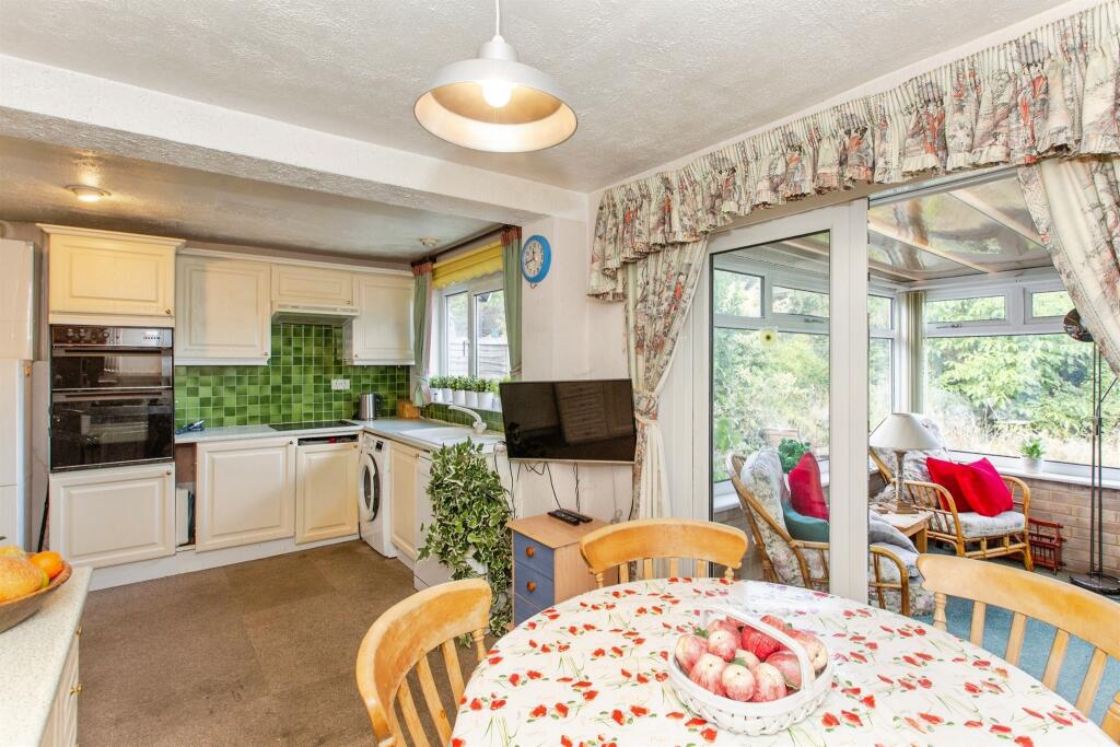 House in Northampton, Islip - View 5
