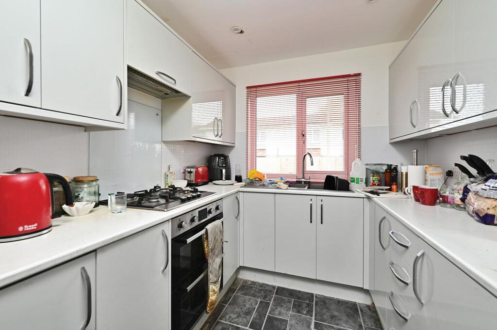 House in Basingstoke and Deane, Oakridge - View 2