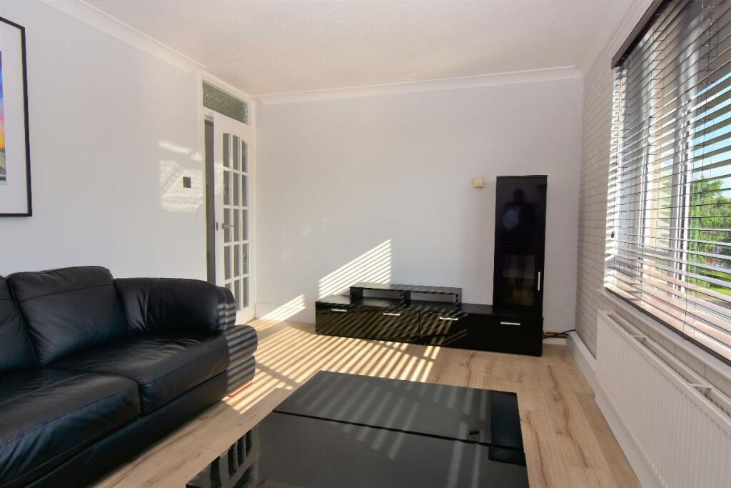 Apartment in Romford - View 4