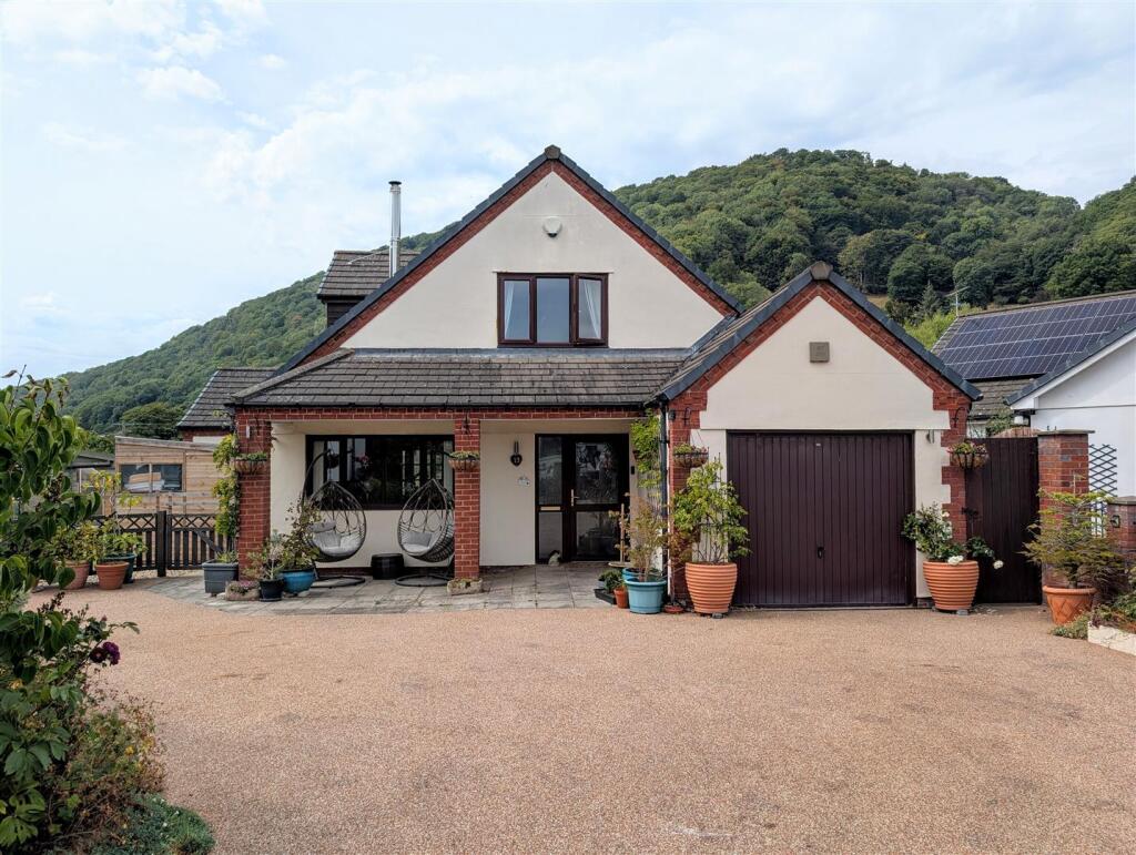 Main image of property: Rose House, 13 Golfa Close, Middletown, Welshpool, SY21 8EZ