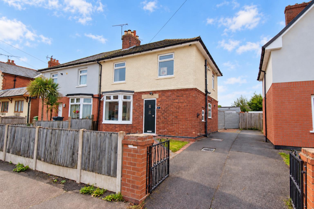 3-bed semi-detached on Leamoor Avenue, Somercotes, Alfreton, £175,000