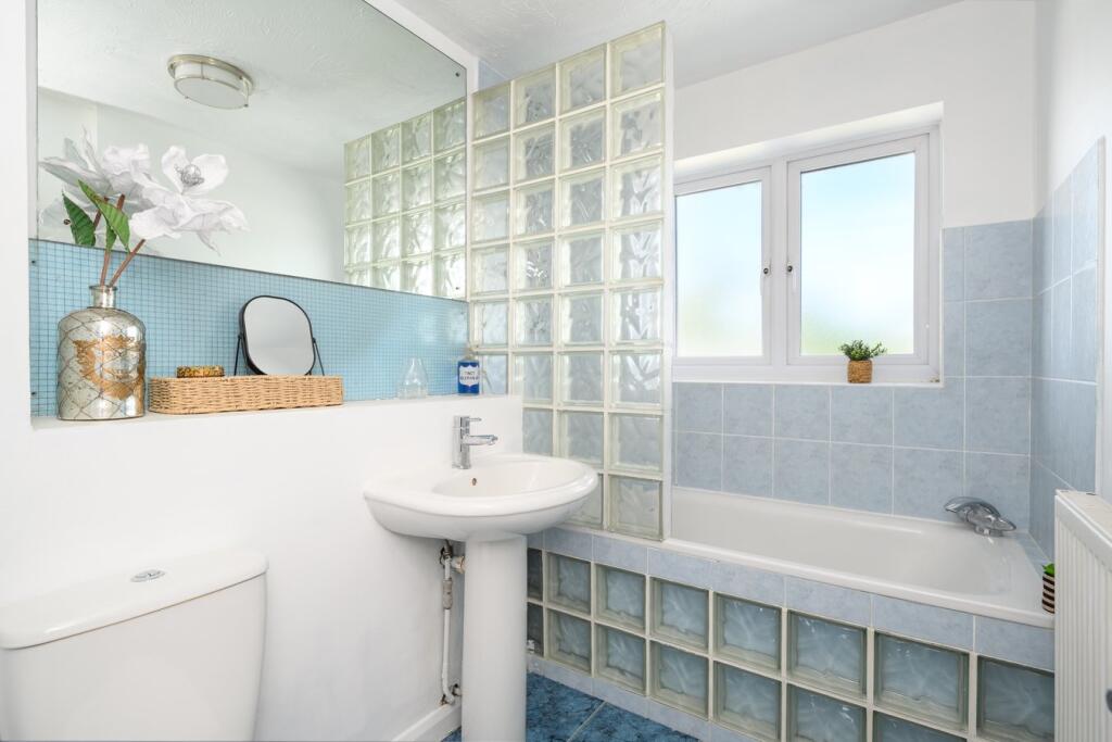 Armstrong Close, Walton-on-Thames, KT12 – další