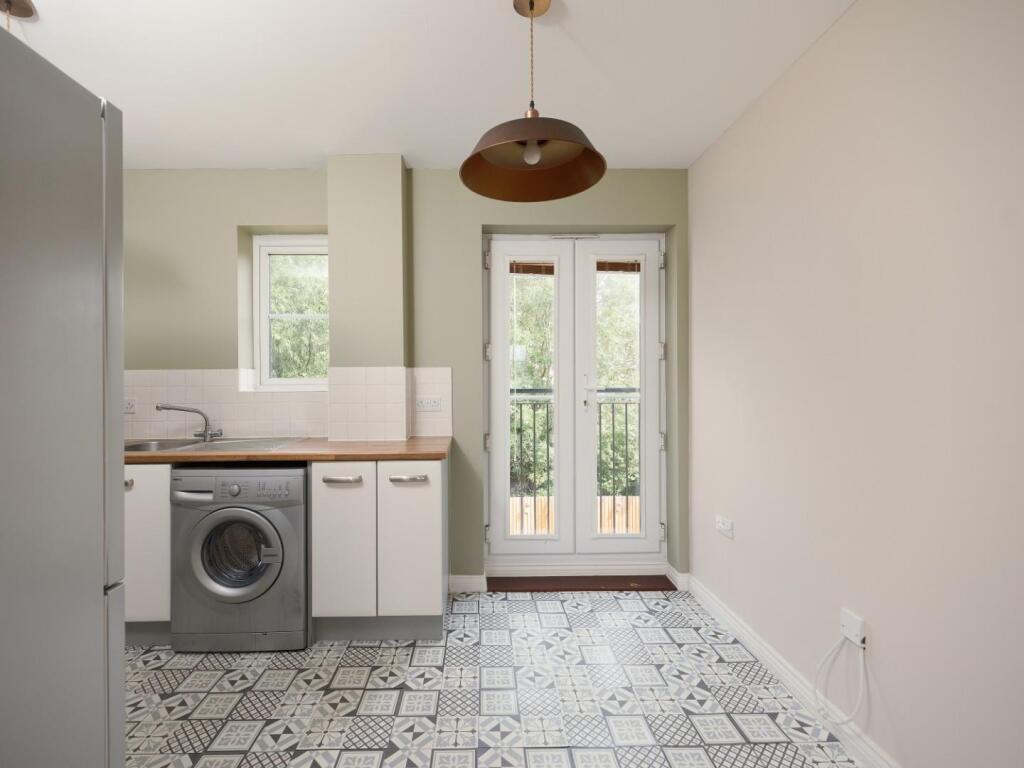 2-bed flat on Roy King Gardens, Warmley, £250,000