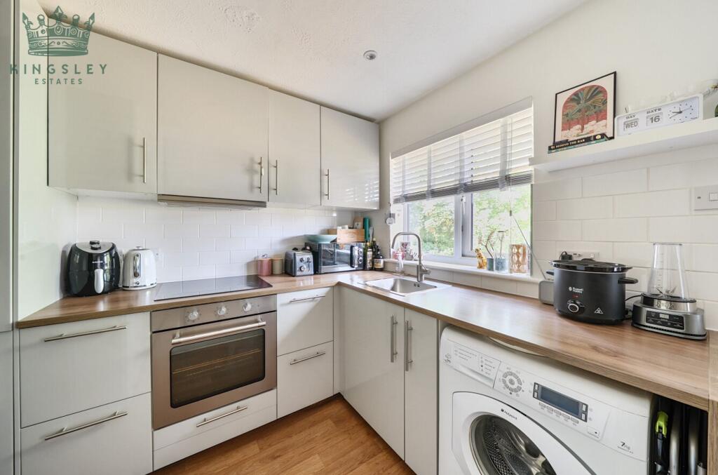 Apartment in Watford, Hertfordshire - View 5