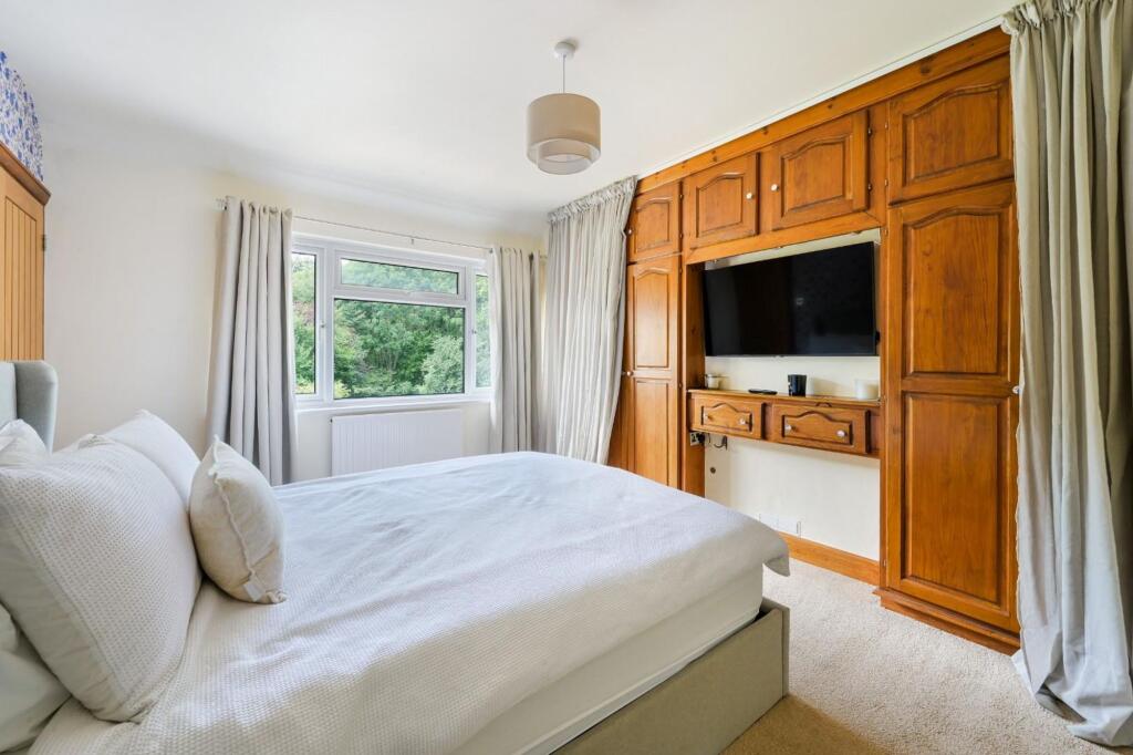 House in Epsom, West Ewell - More