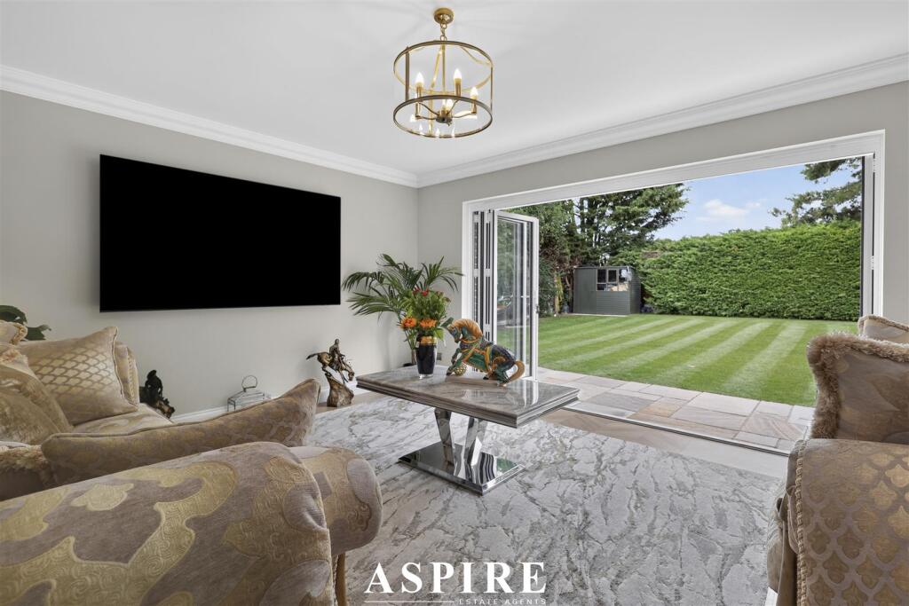 House in Southend-on-Sea - More