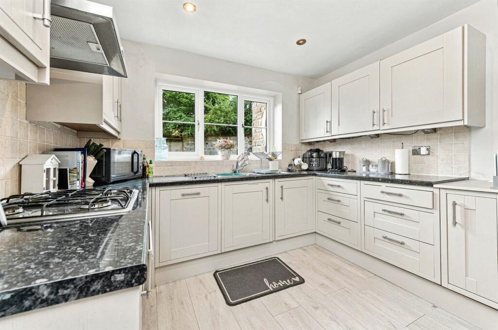 House in Huddersfield - View 3