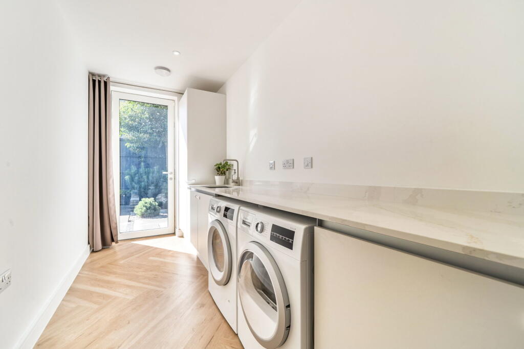 House in Broxbourne, Hammond Street - More