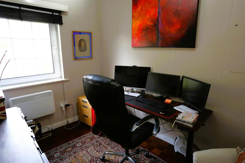 House in Kingston upon Thames - More