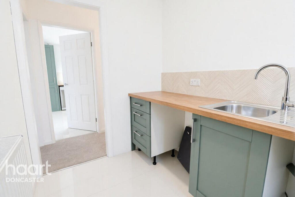 House in Doncaster, Cantley - More