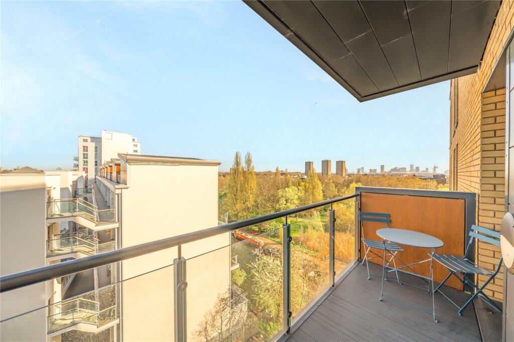 Apartment in London, Suttons Wharf, Mile End - View 3
