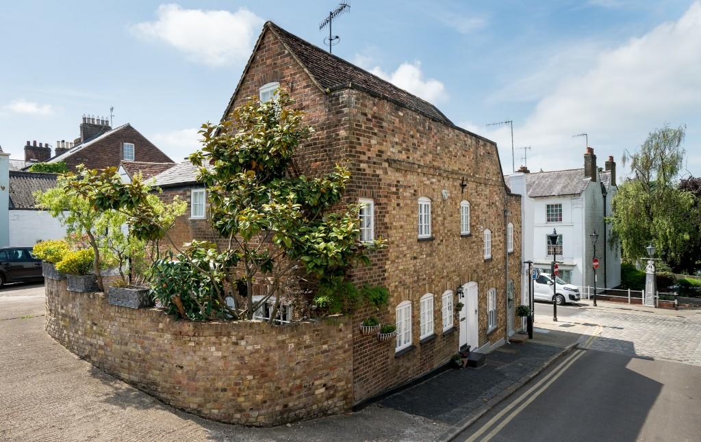 Main image of property: Royal Oak Cottage, High Street, Old Town, Hemel Hempstead, Hertfordshire, HP1 3AH