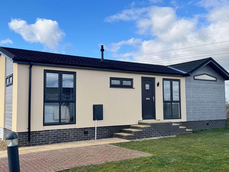 2-bed caravan on Clifton Park, Shefford, £325,000