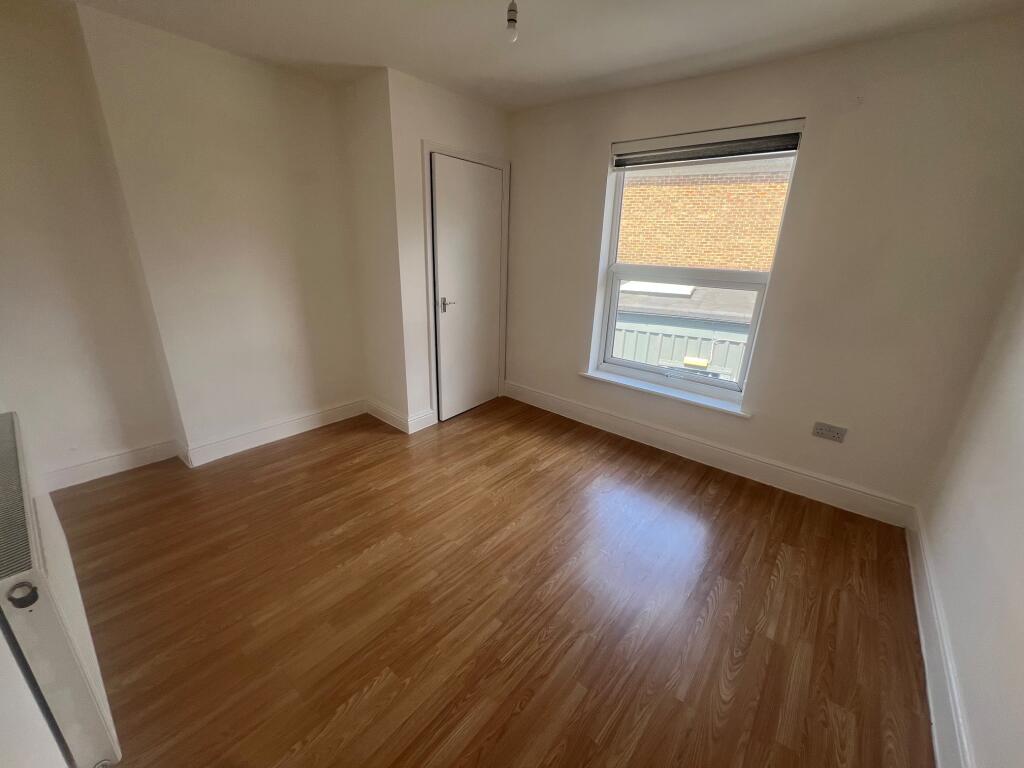 Apartment in Ipswich, California - View 3