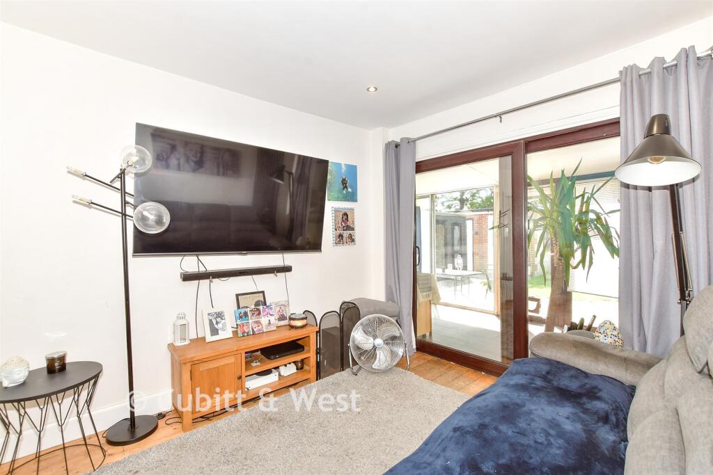 2-bed detached on North Crescent, Hayling Island, Hampshire, £225,000