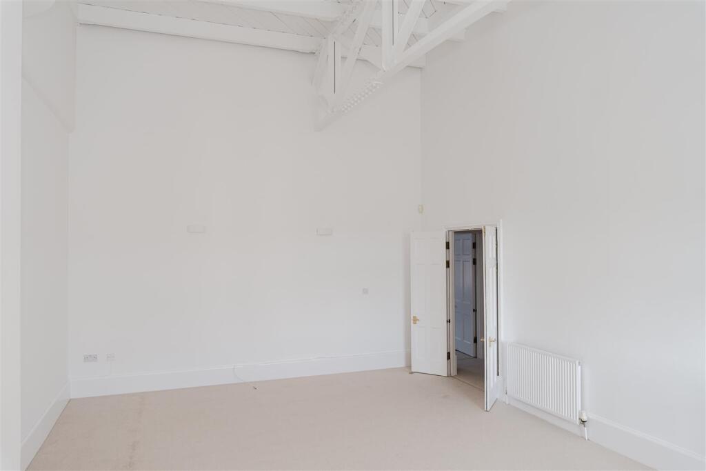 Apartment in Reigate and Banstead, Whitebushes - View 5