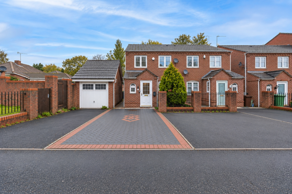 3-bed semi-detached on Deans Gate, Willenhall, WV13 , £250,000