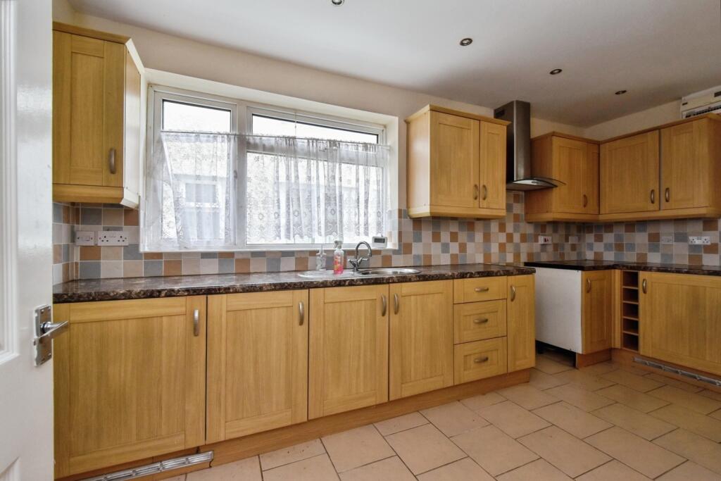 House in Gwauncaegurwen, Neath Port Talbot - View 5