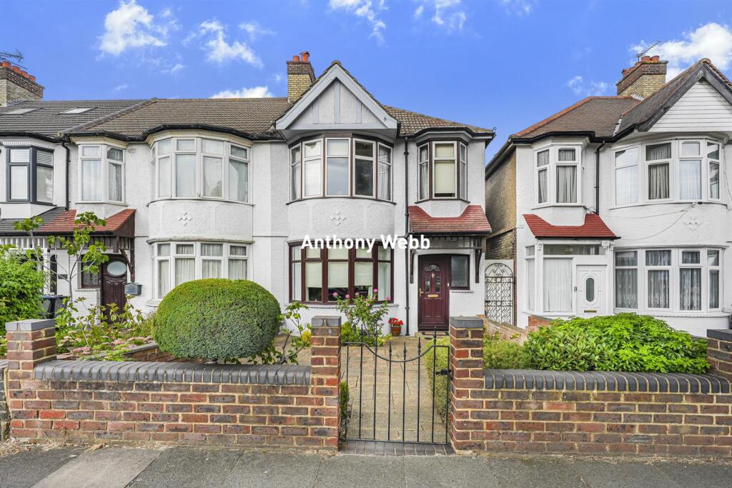 Main image of property: Hedge Lane, Palmers Green, N13