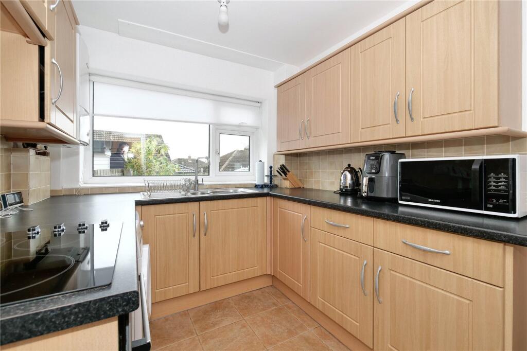 House in Bradford, Baildon - More