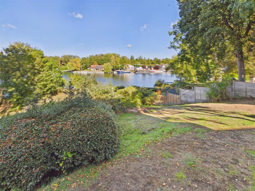 Apartment in Walton-on-Thames, Surrey - More