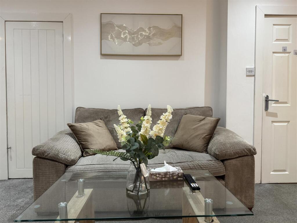 House in Calderdale, Well Head, Boothtown - View 4