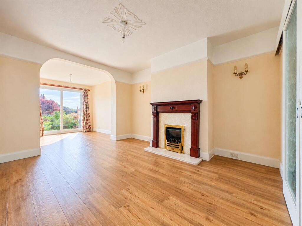Hawksworth Avenue, Leek, ST13 5RS photo 2