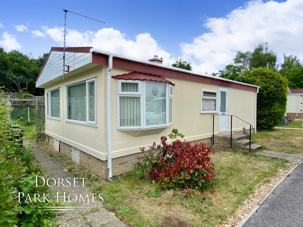 2-bed caravan on Gladelands Park, Ringwood Road, Ferndown, Dorset, £80,000