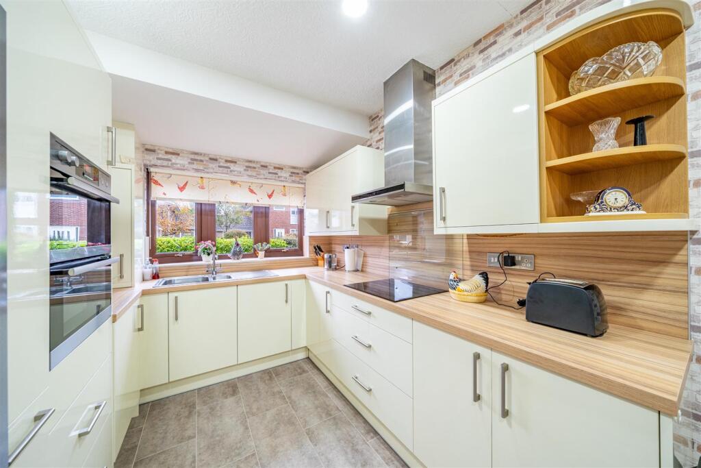 House in Rushcliffe, Abbey Park - More