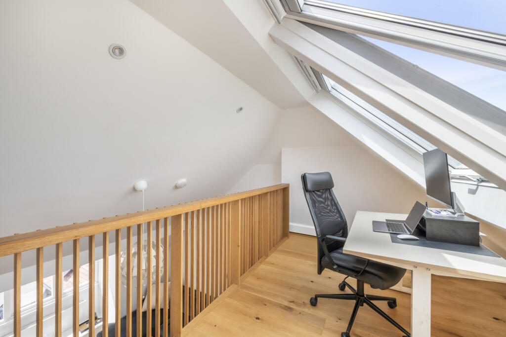 Apartment in Richmond, North Sheen - More