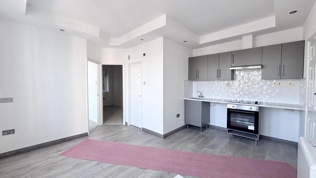 Apartment in Southend-on-Sea - View 3