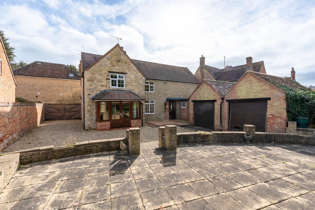 Main image of property: Kiln Lane, Wheatley, OX33