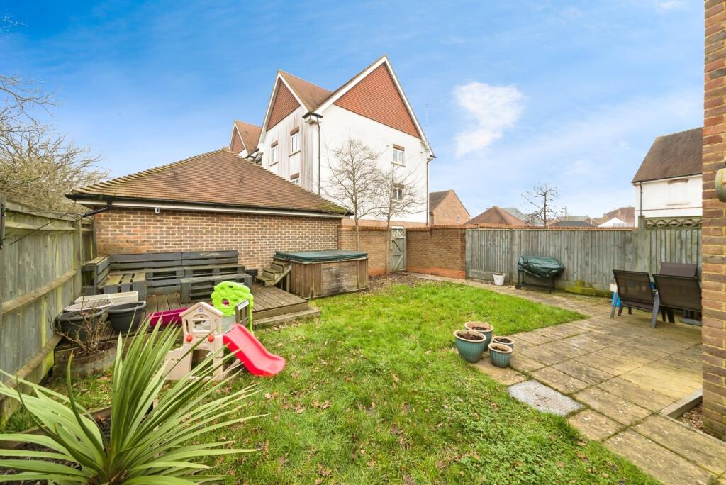 Main image of property: Holmbush End, Faygate, Horsham, West Sussex, RH12