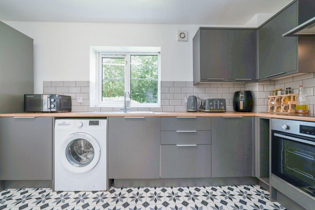 Apartment in Crawley, Maidenbower, Worth - View 5