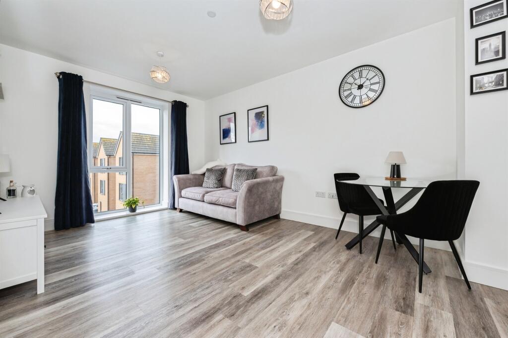Apartment in Thurrock, Essex - View 4