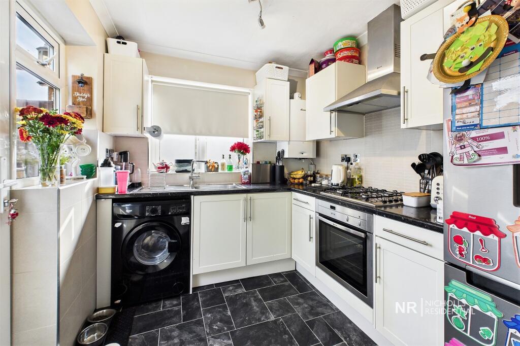 Vernon Close, West Ewell, Surrey. KT19 photo 3