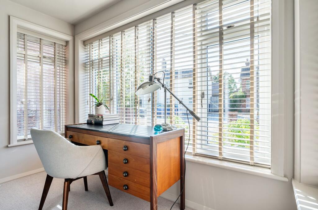 House in Haywards Heath, Slaugham - More