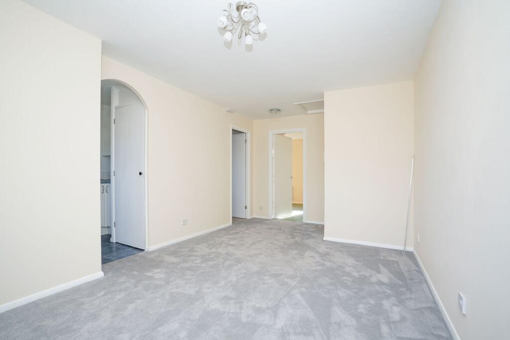 Courtlands Close, Watford, WD24 photo 2