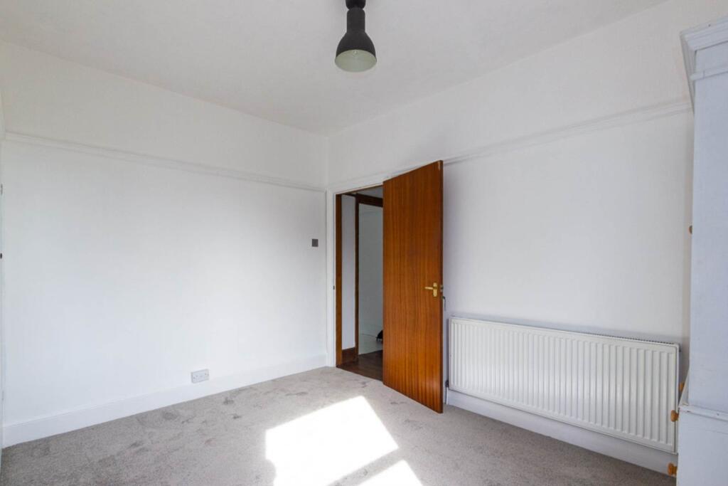 Apartment in Southend-on-Sea, Essex - View 5