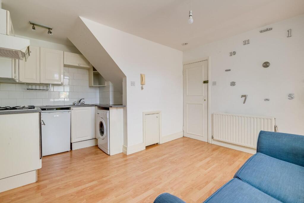 Studio flat on Southampton Way, London, £200,000