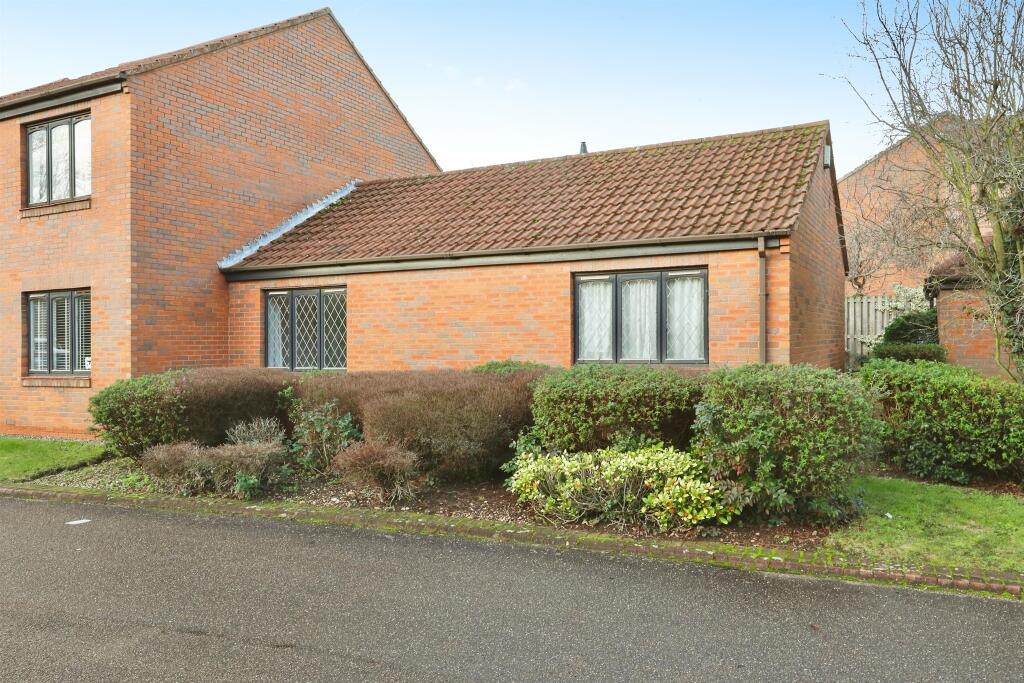 2-bed bungalow on Peakes Croft, Bawtry, Doncaster, £120,000