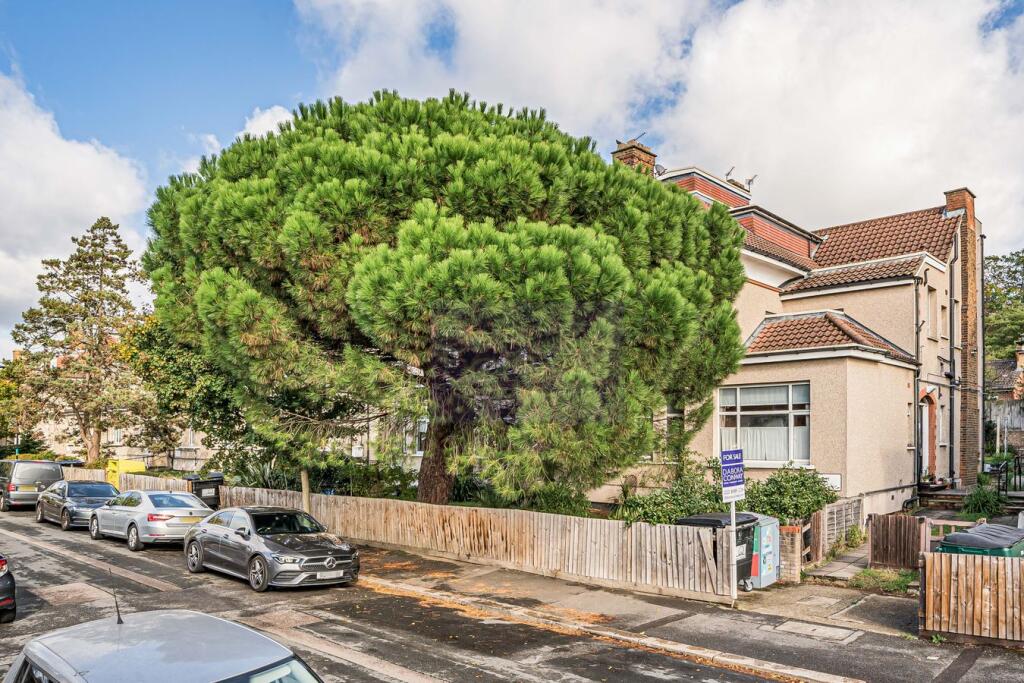 Studio flat on Montalt Road, WOODFORD GREEN, IG8, £220,000