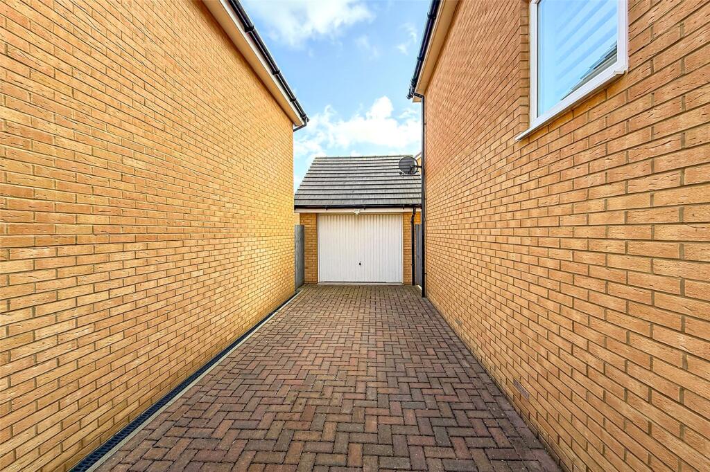 House in Littlehampton, Hampton Park, Wick - More