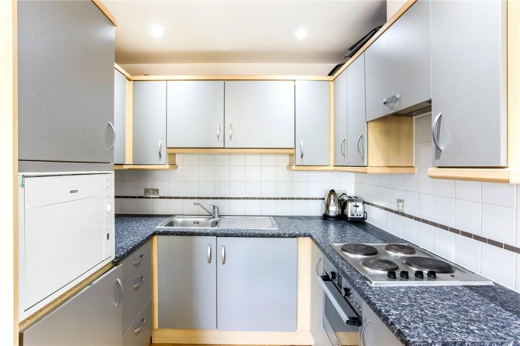 Apartment in Basingstoke and Deane, Top of Town, Riverdene - View 3